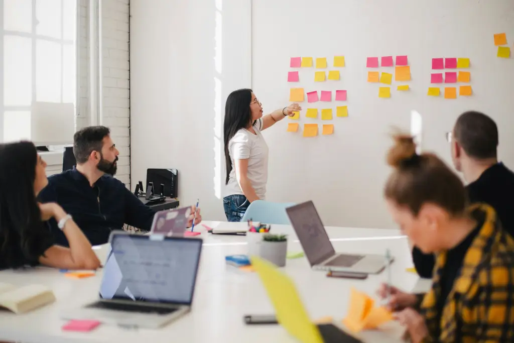 Un cérémonie Agile d'idéation durant laquelle une personne organise les différentes propositions faites sur post-it.